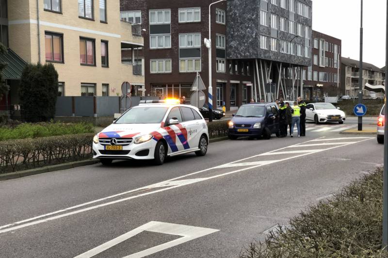 Voorwiel van auto breekt af op rotonde