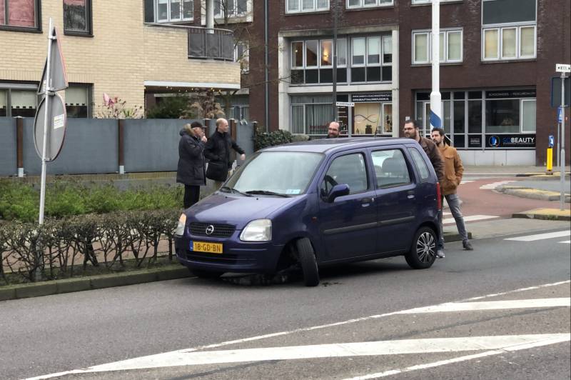 Voorwiel van auto breekt af op rotonde