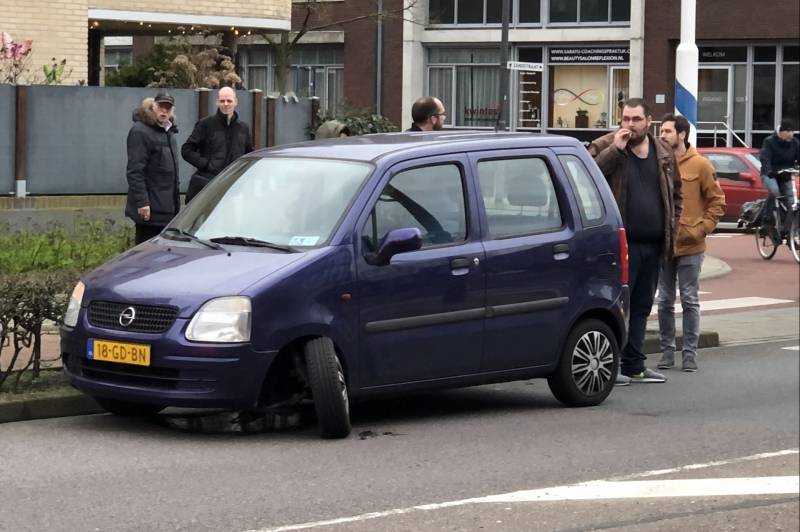 Voorwiel van auto breekt af op rotonde