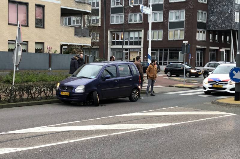 Voorwiel van auto breekt af op rotonde