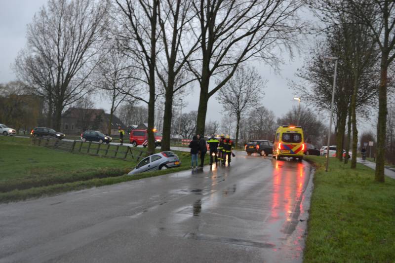Auto vliegt uit de bocht en belandt in de sloot