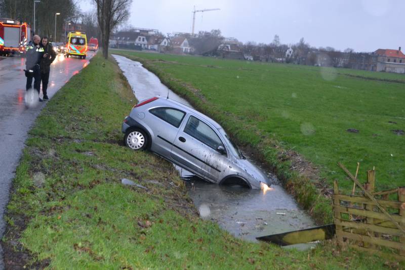 Auto vliegt uit de bocht en belandt in de sloot