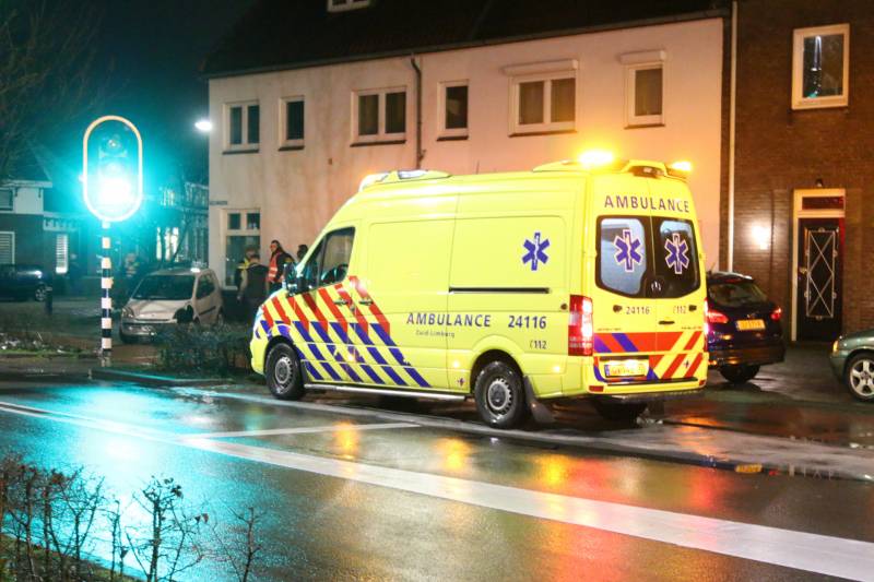 Brommobiel belandt op fietspad na botsing met boom