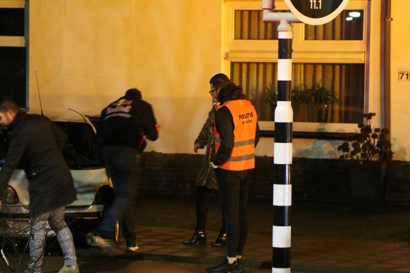 Brommobiel belandt op fietspad na botsing met boom