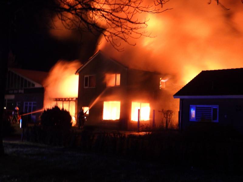 #Stiens De brand is meester de brandweer gaat nablussen #Moundyk.