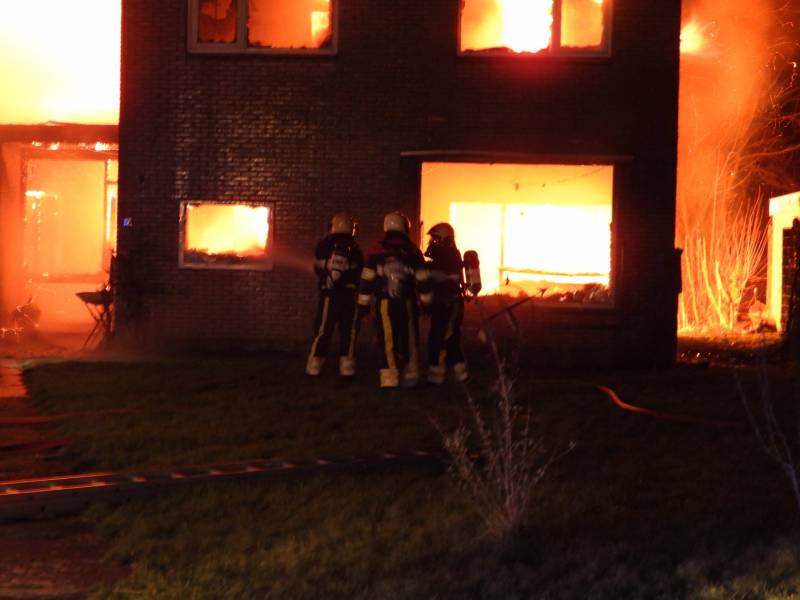 Bedrijfspand met woonhuis gaan in vlammen op