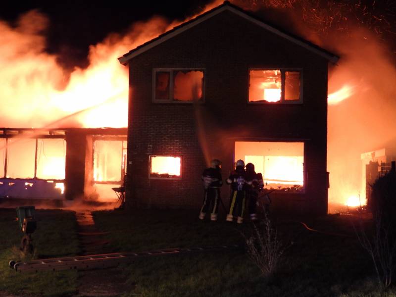 Bedrijfspand met woonhuis gaan in vlammen op