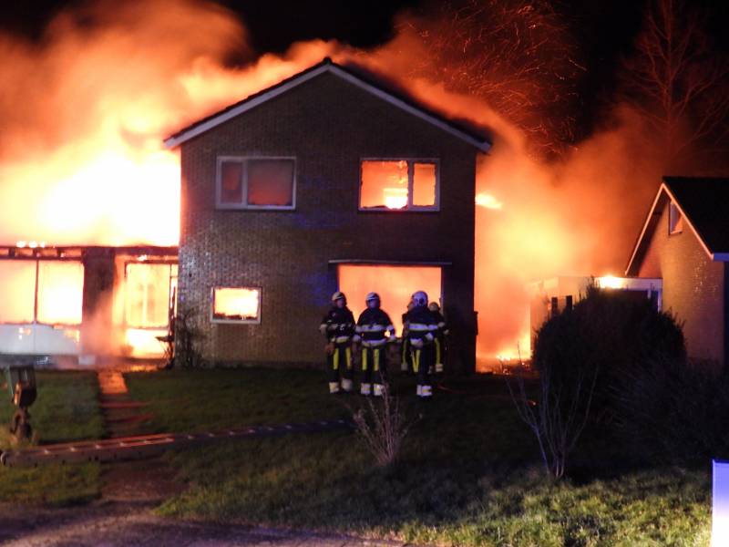 Bedrijfspand met woonhuis gaan in vlammen op