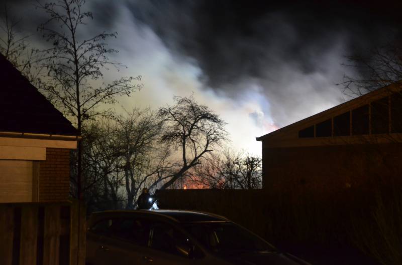 Bedrijfspand met woonhuis gaan in vlammen op