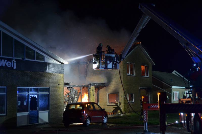 Bedrijfspand met woonhuis gaan in vlammen op