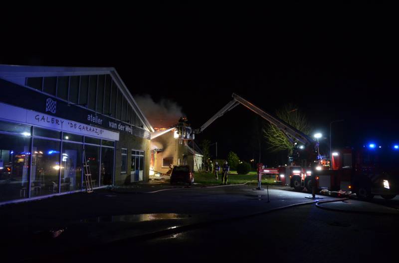 Bedrijfspand met woonhuis gaan in vlammen op