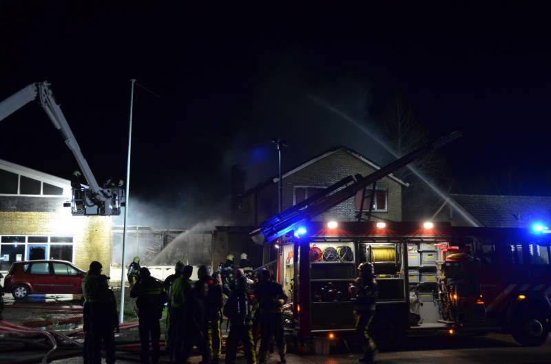 Bedrijfspand met woonhuis gaan in vlammen op
