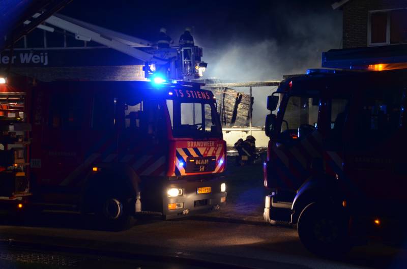 Bedrijfspand met woonhuis gaan in vlammen op