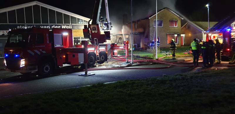 Bedrijfspand met woonhuis gaan in vlammen op