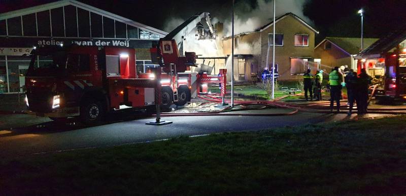 Bedrijfspand met woonhuis gaan in vlammen op