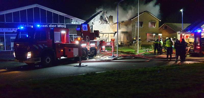 Bedrijfspand met woonhuis gaan in vlammen op