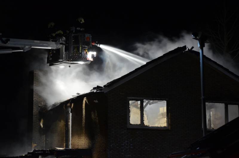 Bedrijfspand met woonhuis gaan in vlammen op