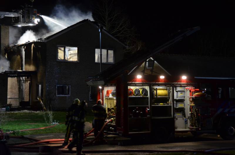 Bedrijfspand met woonhuis gaan in vlammen op