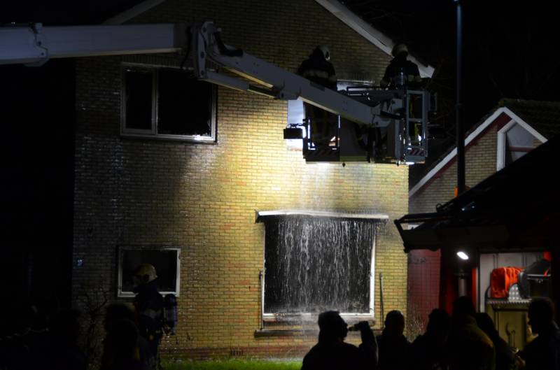 Bedrijfspand met woonhuis gaan in vlammen op