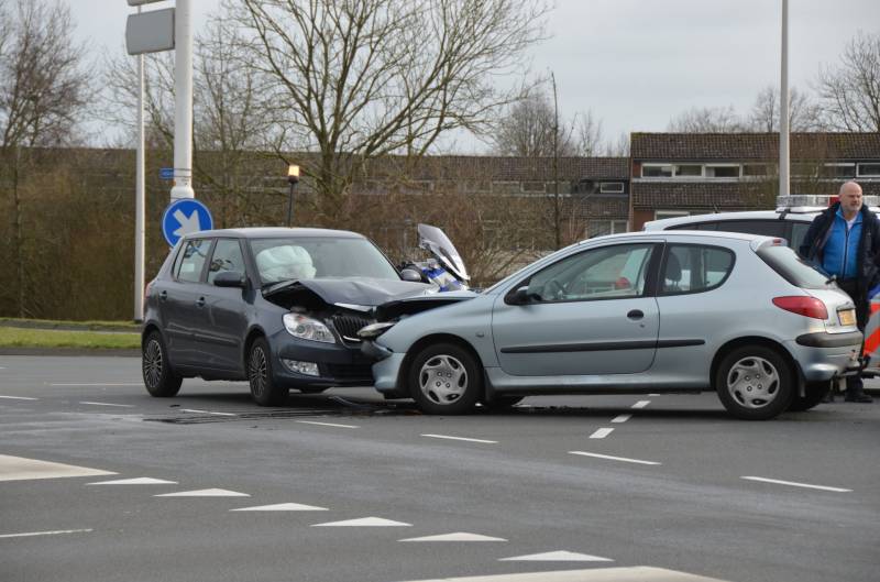 Persoon gewond bij frontale botsing