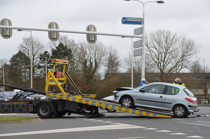 Persoon gewond bij frontale botsing