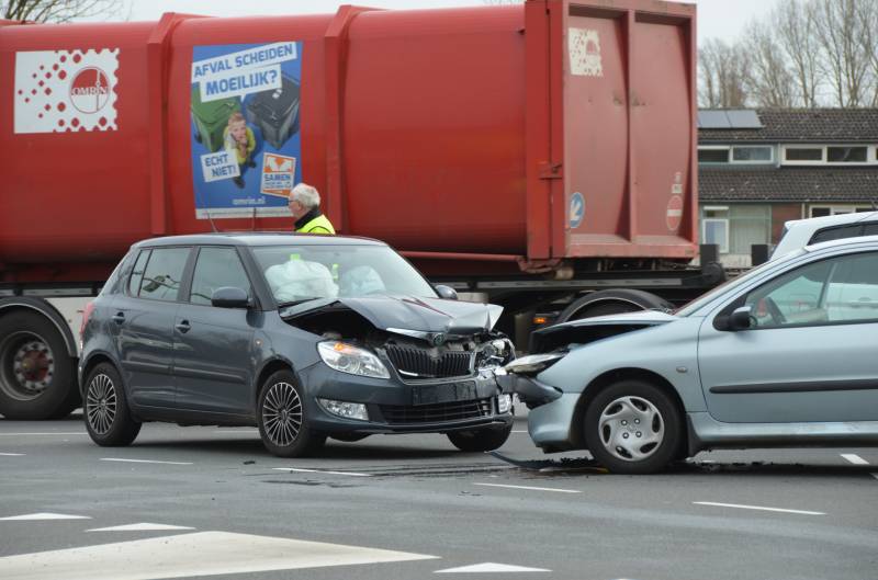 Persoon gewond bij frontale botsing