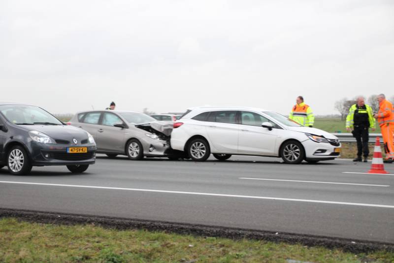 Meerdere auto's beschadigd na kop-staartaanrijding