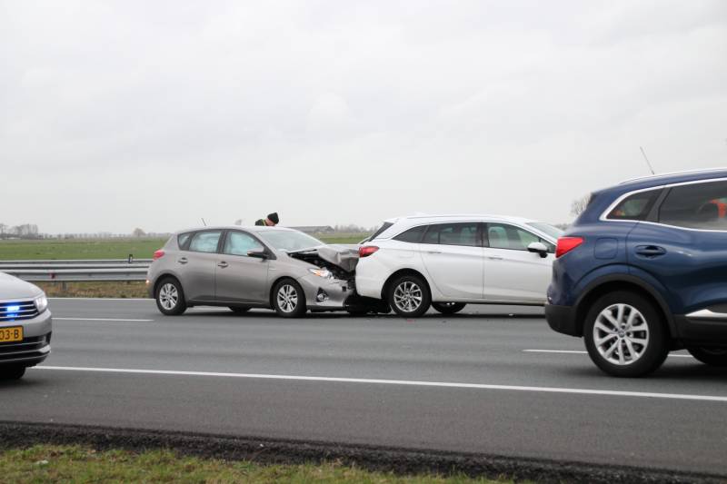 Meerdere auto's beschadigd na kop-staartaanrijding