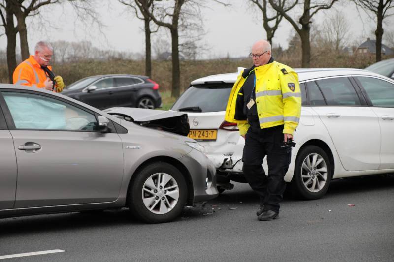 Meerdere auto's beschadigd na kop-staartaanrijding
