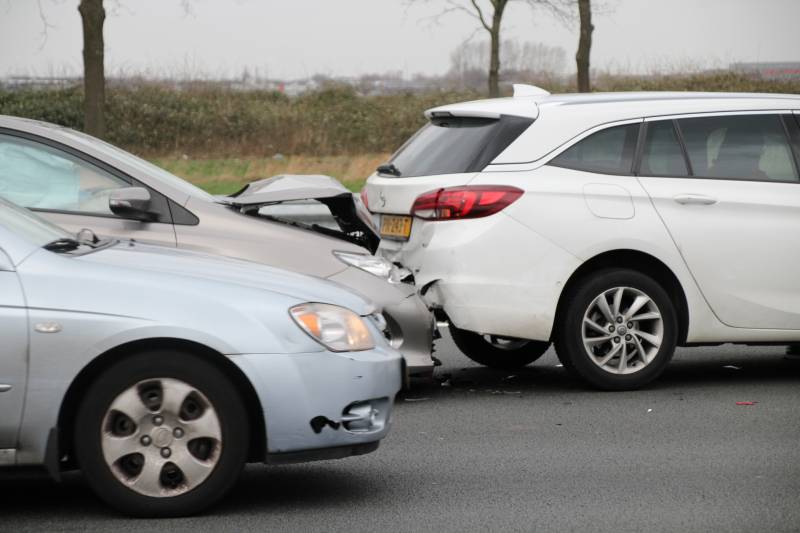 Meerdere auto's beschadigd na kop-staartaanrijding
