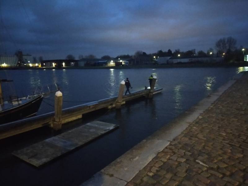 Bejaarde vrouw overlijdt na val in kanaal
