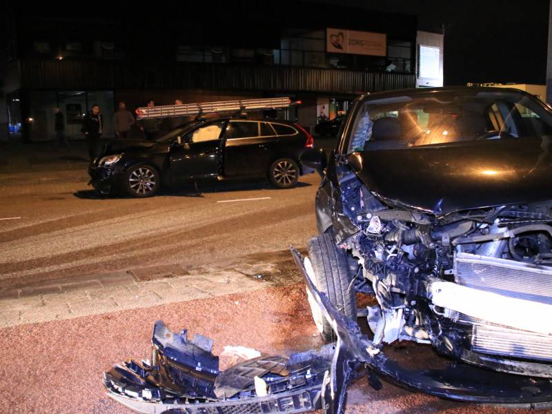 Gewonde na frontale aanrijding op kruising