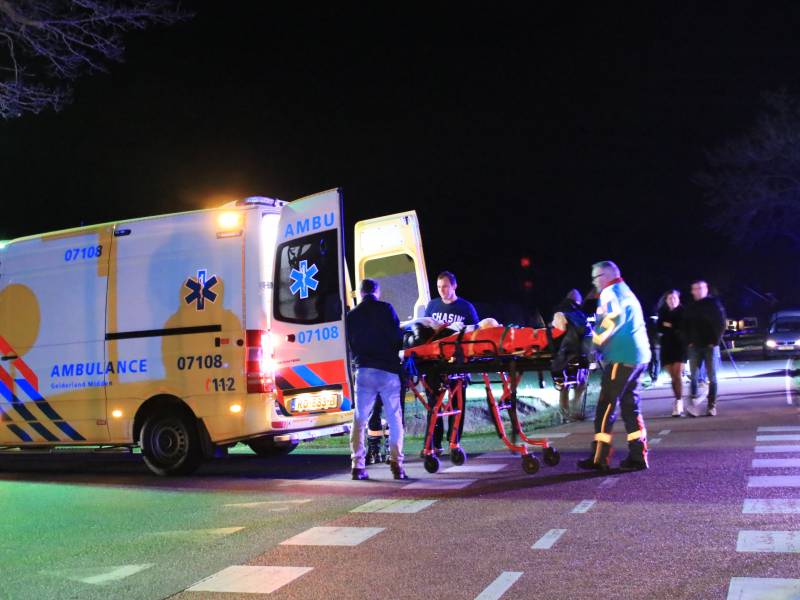 Auto op zijn kant na botsing tegen lantarenpaal