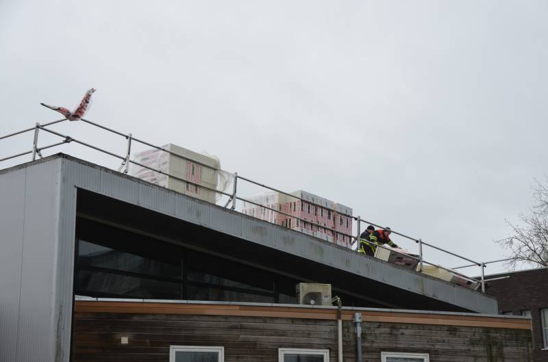 Materiaal waait van dak brandweerkazerne