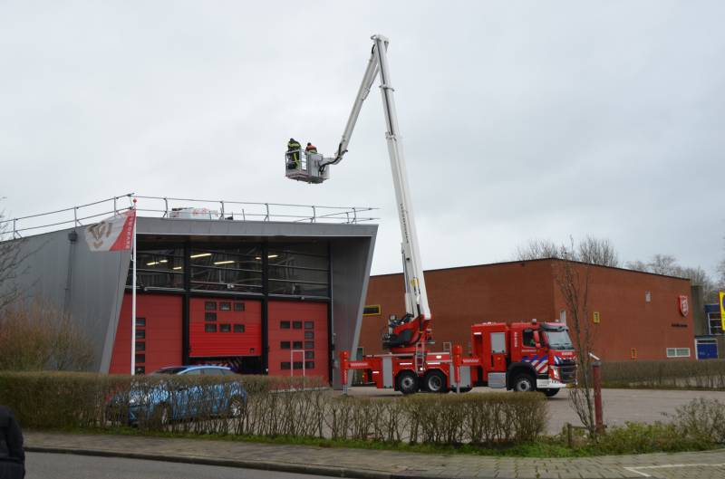Materiaal waait van dak brandweerkazerne
