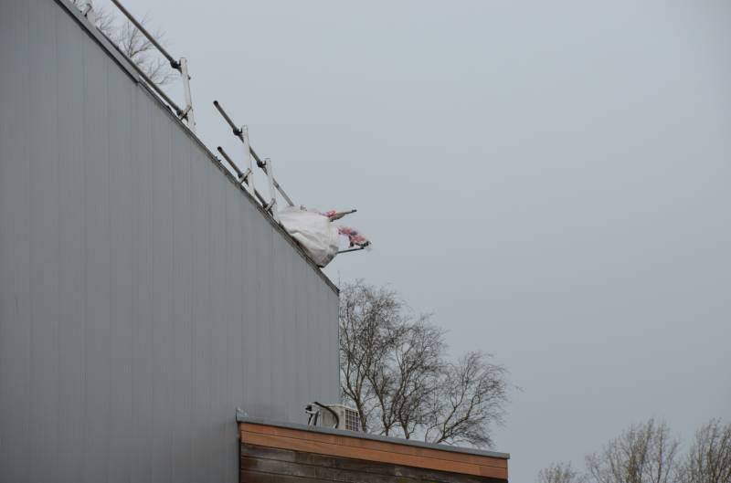 Materiaal waait van dak brandweerkazerne
