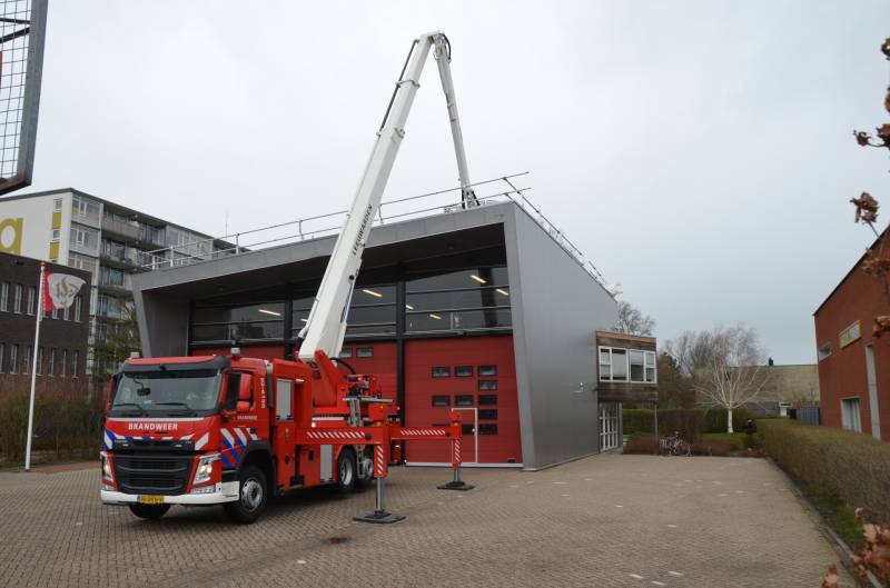 Materiaal waait van dak brandweerkazerne