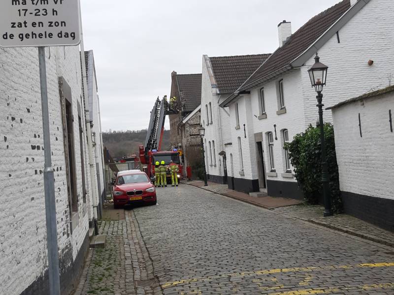 Losliggende dakpannen door brandweer verwijderd