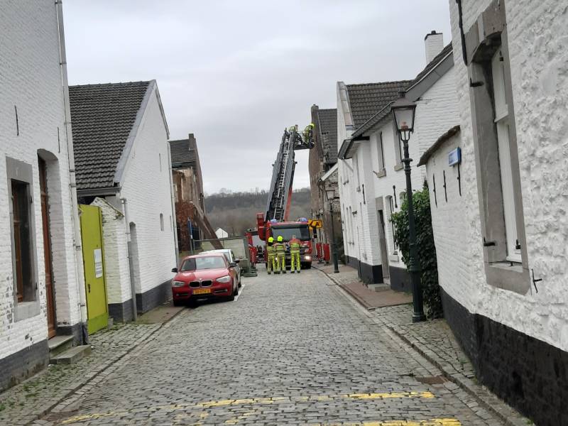 Losliggende dakpannen door brandweer verwijderd