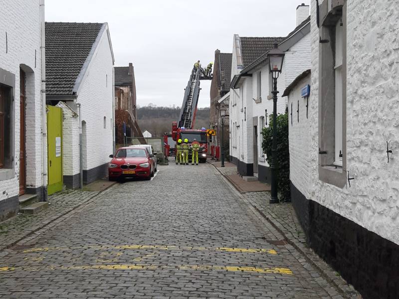 Losliggende dakpannen door brandweer verwijderd