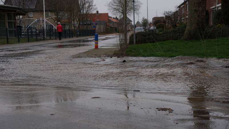 Straat komt onderwater te staan door lekkage