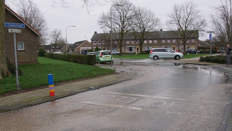 Straat komt onderwater te staan door lekkage