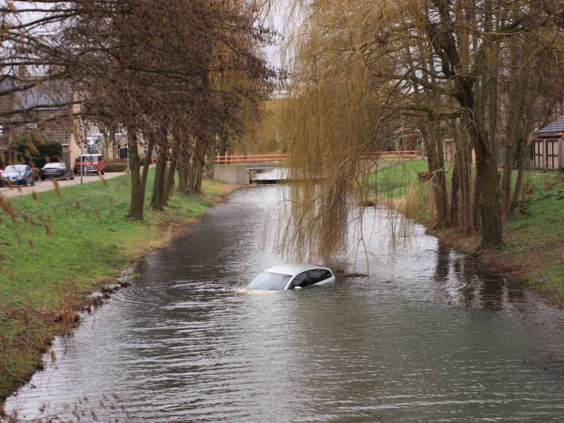 Personenauto belandt in water