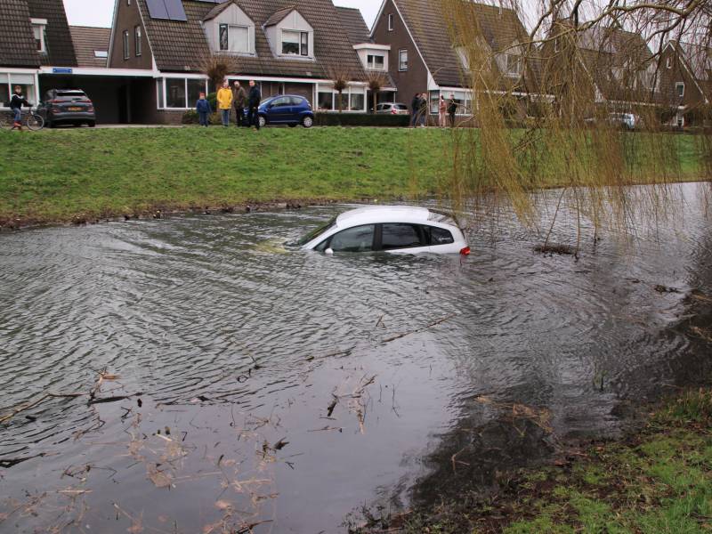 Personenauto belandt in water