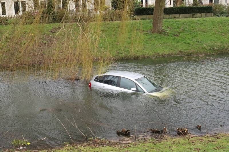 Personenauto belandt in water