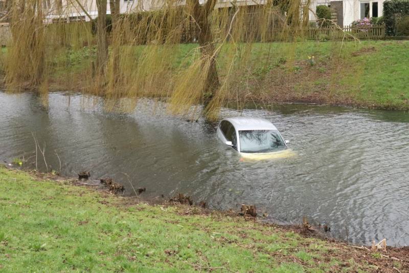 Personenauto belandt in water