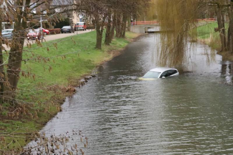 Personenauto belandt in water