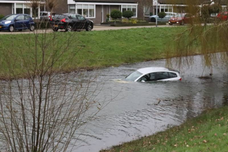 Personenauto belandt in water