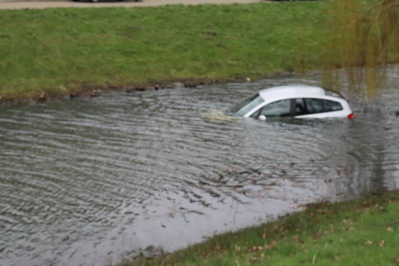 Personenauto belandt in water