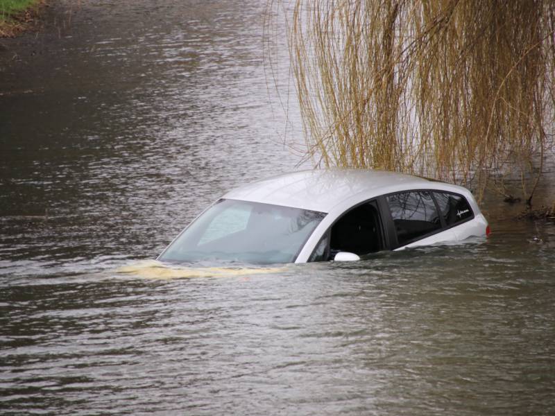 Personenauto belandt in water